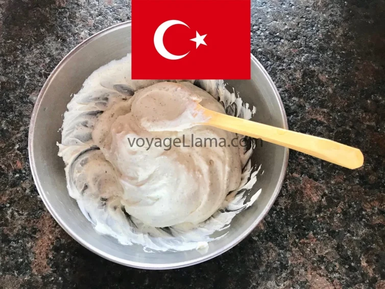 Cacık casero servido con una bandera de Turquía.