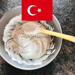 Cacık casero servido con una bandera de Turquía.