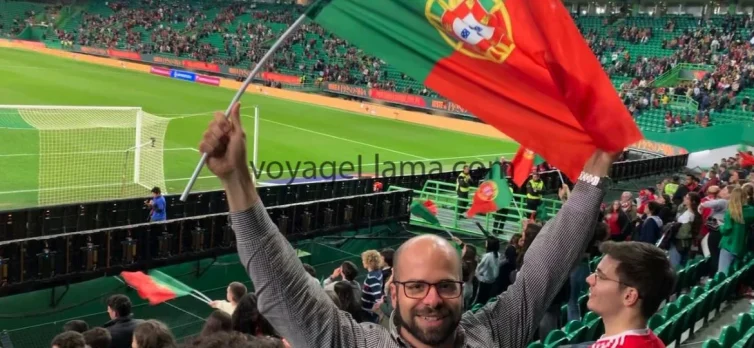 Viajero con una bandera de Portugal durante un partido en Lisboa.
