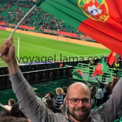 Viajero con una bandera de Portugal durante un partido en Lisboa.