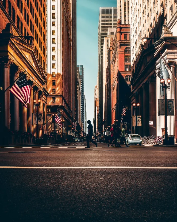 Calle de una ciudad estadounidense vista desde un paso elevado.