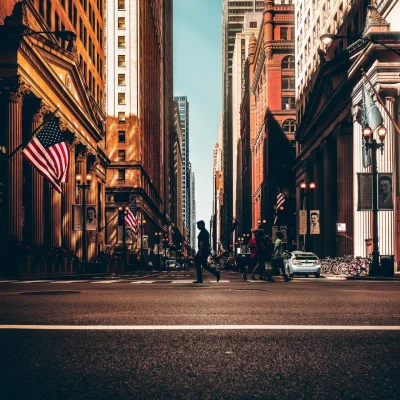 Calle de una ciudad estadounidense vista desde un paso elevado.