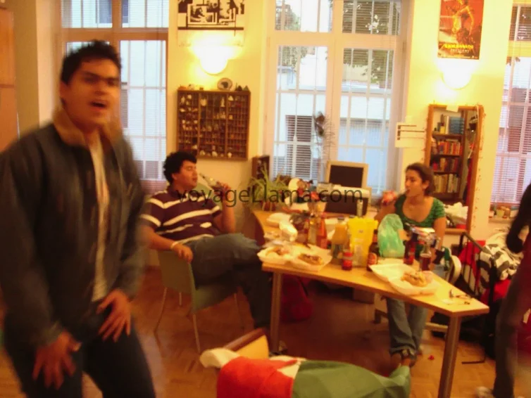 Amigos reunidos alrededor de una mesa durante una fiesta mexicana en Alemania.
