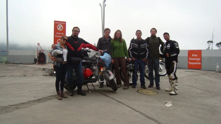 Grupo de viajeros en moto reunido antes de iniciar la ruta.