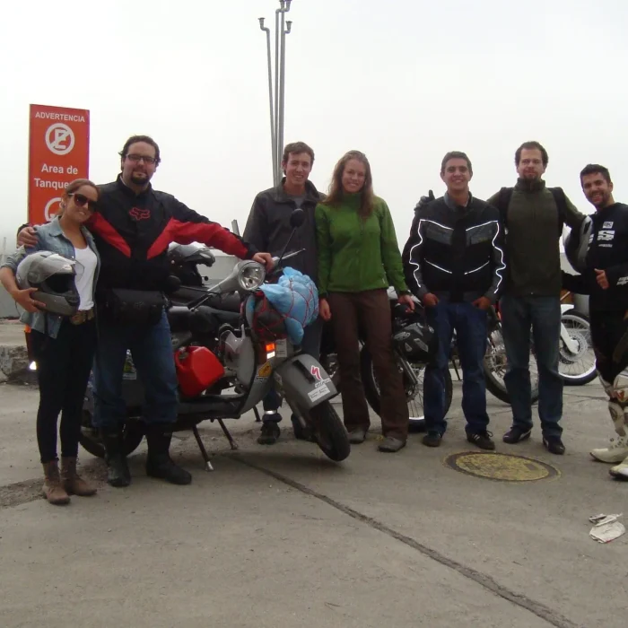 Grupo de viajeros en moto reunido antes de iniciar la ruta.