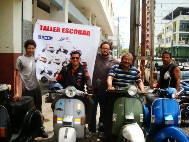 Escena de la preparación y el inicio del viaje en moto por Sudamérica — imagen 04.