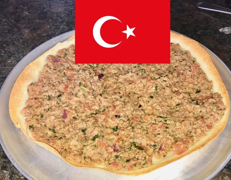 Lahmacun casero servido con la bandera de Turquía.