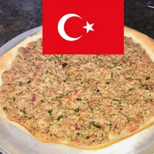 Lahmacun casero servido con la bandera de Turquía.