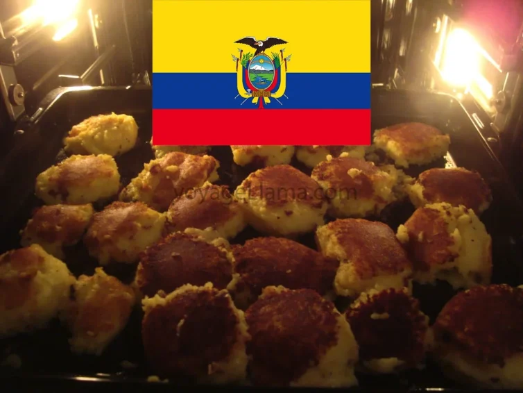 Llapingachos ecuatorianos cocinándose con la bandera de Ecuador.
