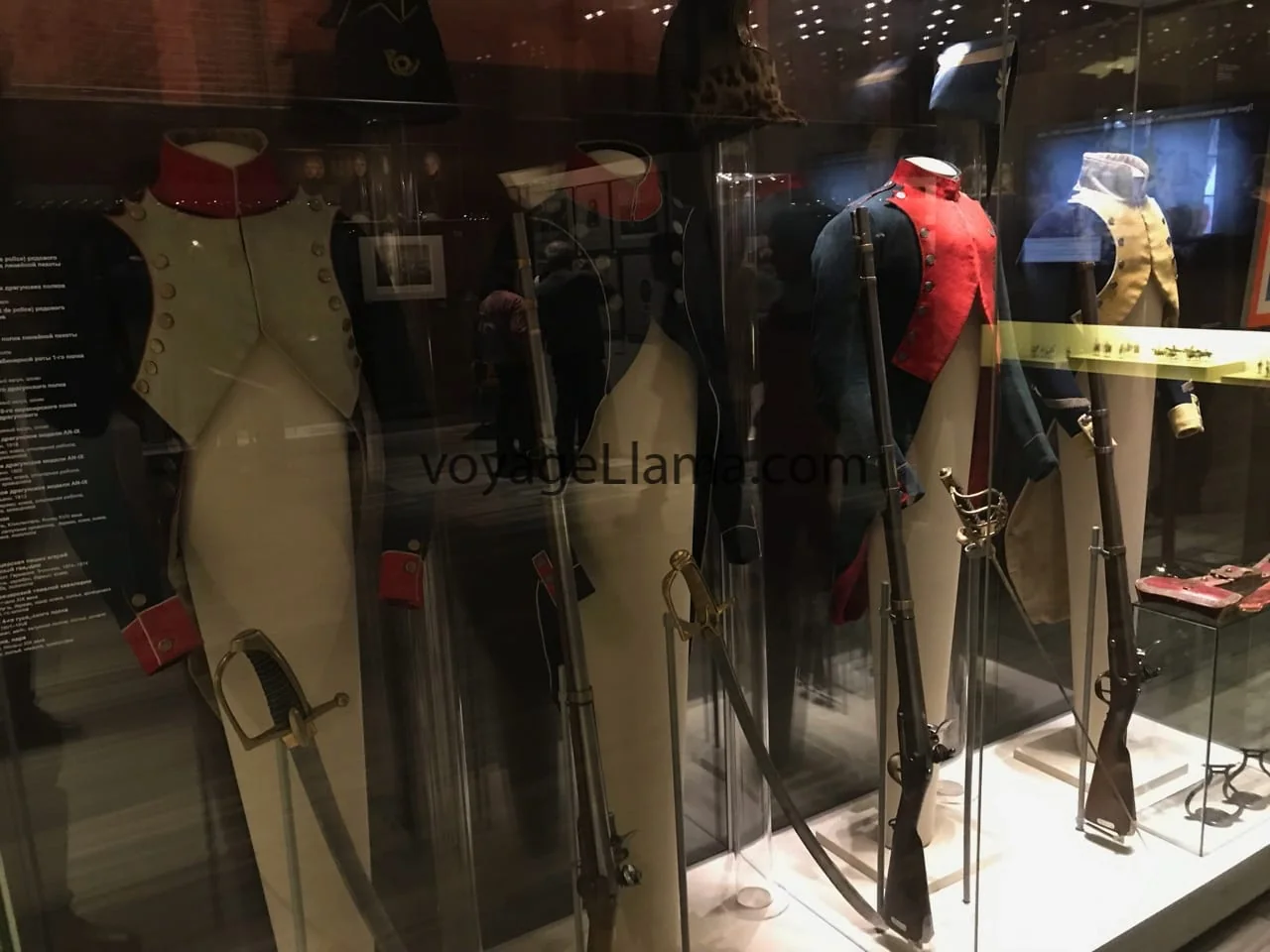 Uniformes y objetos militares del museo.