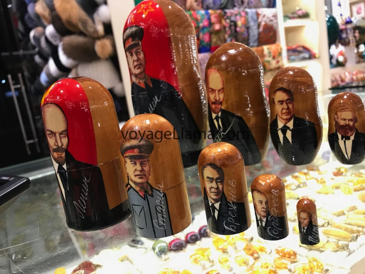 Matrioshkas pintadas con personajes rusos.