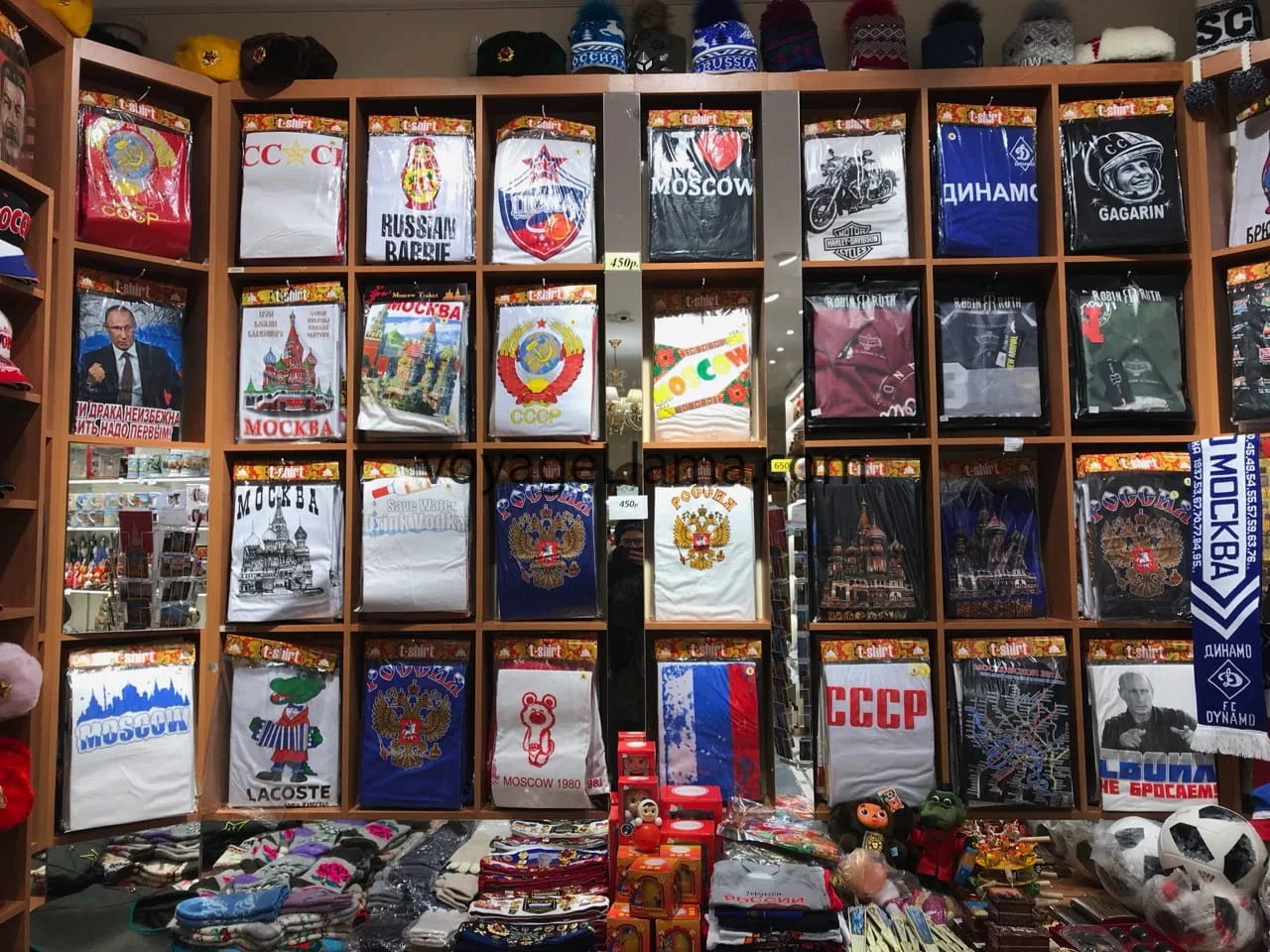 Exhibición de libros y recuerdos rusos.