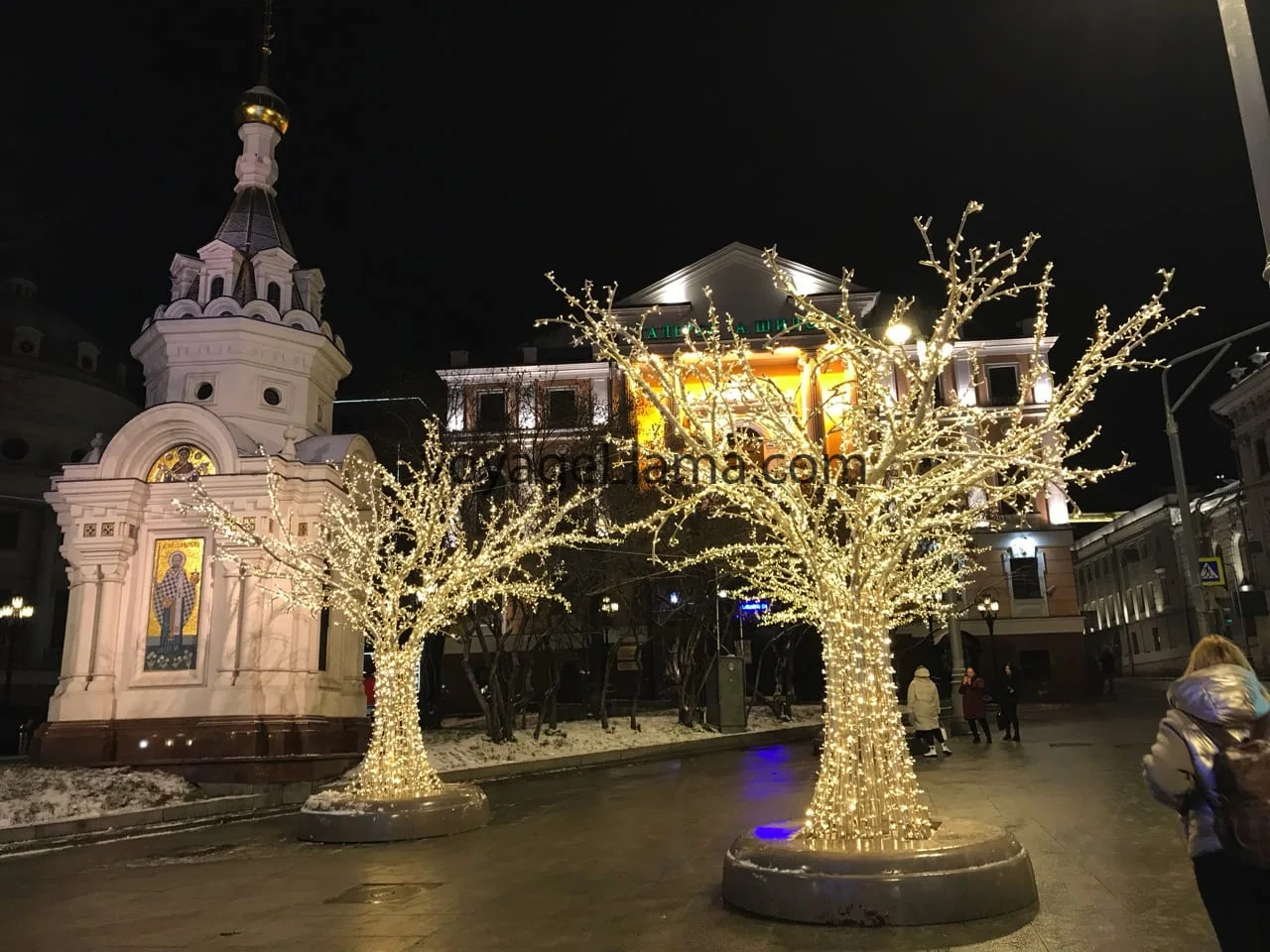 La misma iglesia decorada e iluminada por la noche.