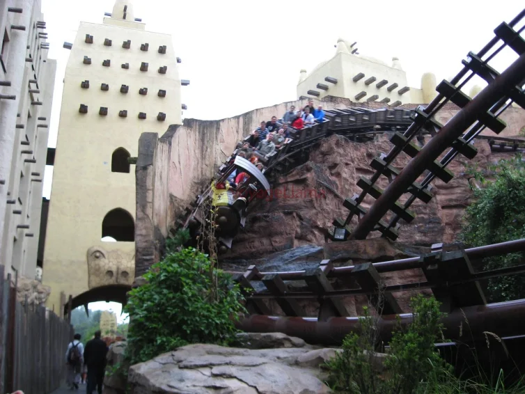 Montaña rusa atravesando una zona rocosa de Phantasialand.
