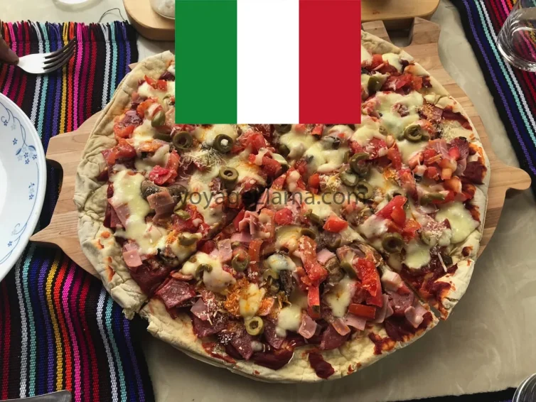 Pizza con aceitunas y tomate, imagen destacada.