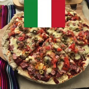 Pizza con aceitunas y tomate, imagen destacada.
