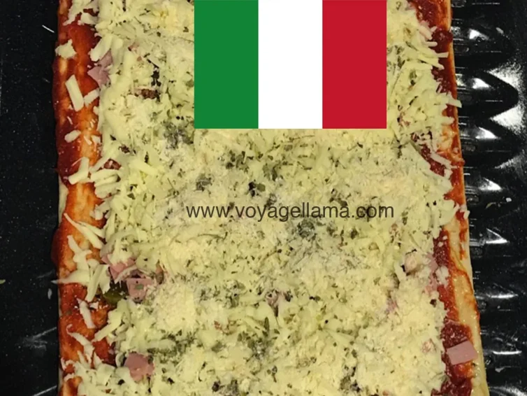 Pizza con pepinillos y jamón, imagen destacada.