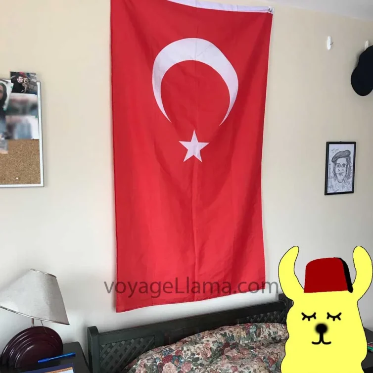 Bandera de Turquía colgada sobre una cama.