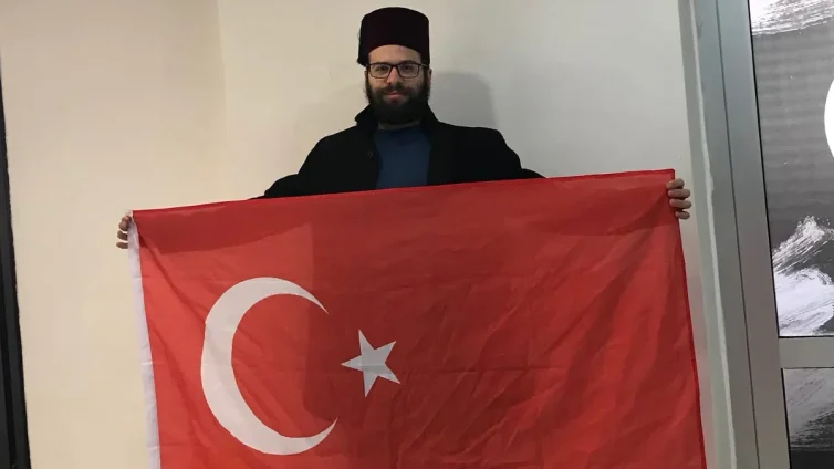 Un latino sosteniendo la bandera de Turquía