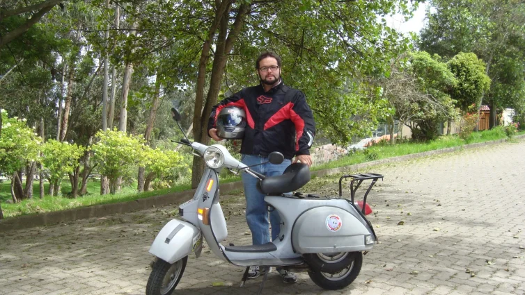 Un latino viajando en un vespa por América del Sur